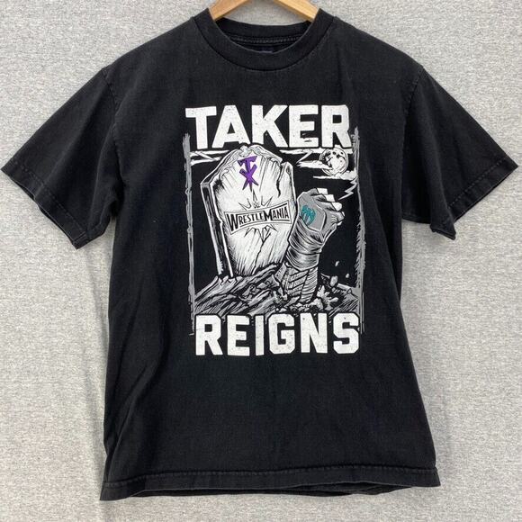 WWE Shirt Mens Medium Black Short Sleeve Tee Taker Versus Reigns Wrestling - Picture 1 of 8